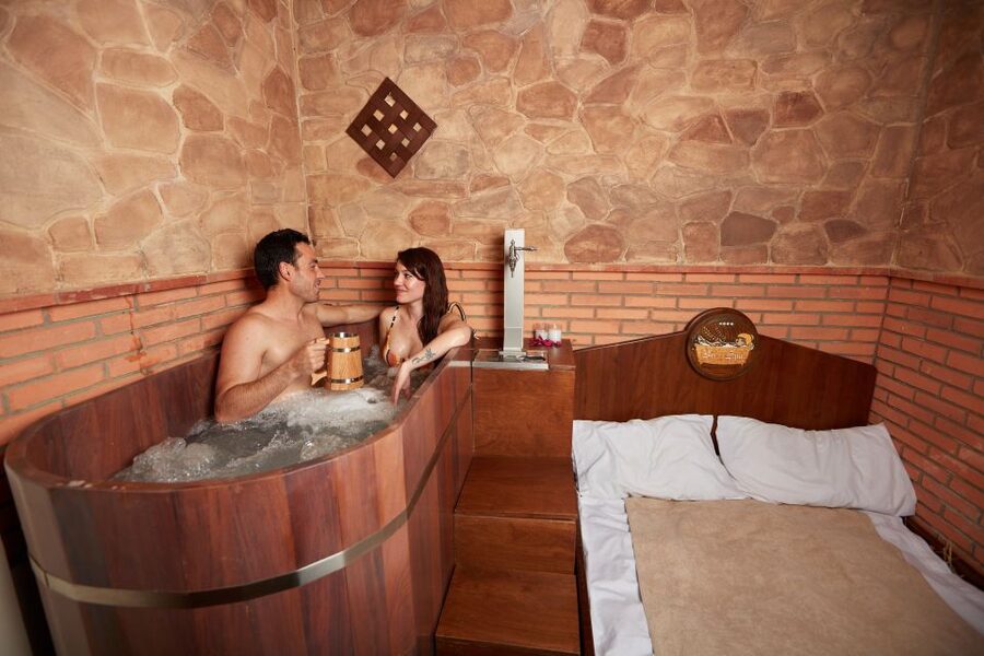 Alicante: Beer Spa Experience with Tastings and Snacks - Snacks and beer tastings: what you get beyond the Jacuzzi