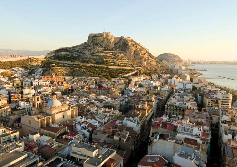 Alicante: Bullring and Castle Guided Tour with Taxi Transfer - Plaza de Toros Alicante: what a guided walk should cover