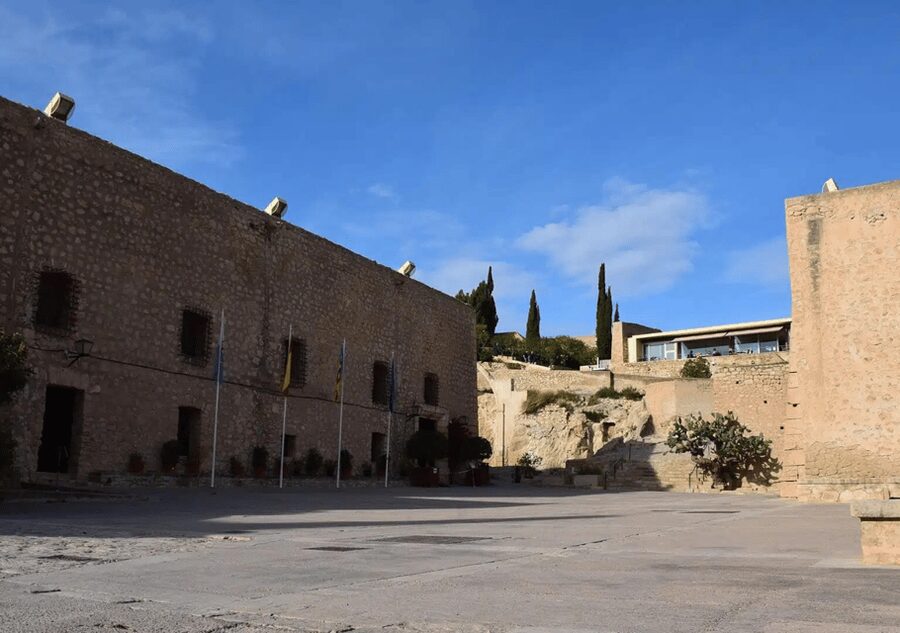 Alicante: Bullring and Castle Guided Tour with Taxi Transfer - Start point: Puerta Grande and the skip-the-line feel