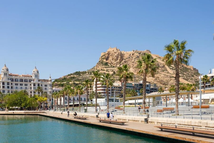 Alicante: Express Walk with a Local in 60 minutes - The fastest way to get your bearings in Alicante