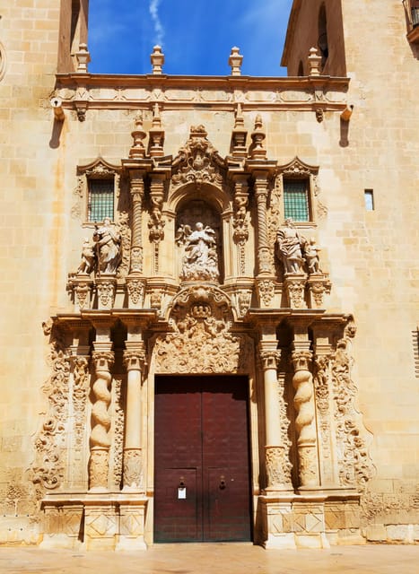 Alicante: Express Walk with a Local in 60 minutes - Small group energy: why up to 8 people is the sweet spot