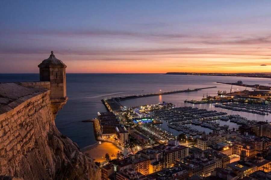 Alicante: Guided City Highlights Walking Tour - Starting at Plaça de l’Ajuntament, 6, and getting your bearings