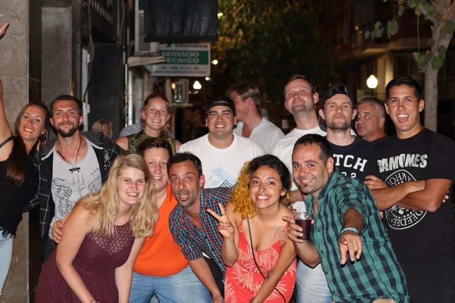 Alicante: Guided Pub Crawl with Shots and Beer - VIP club finale: free entry, skip-the-line security, cava, and UV blacklight
