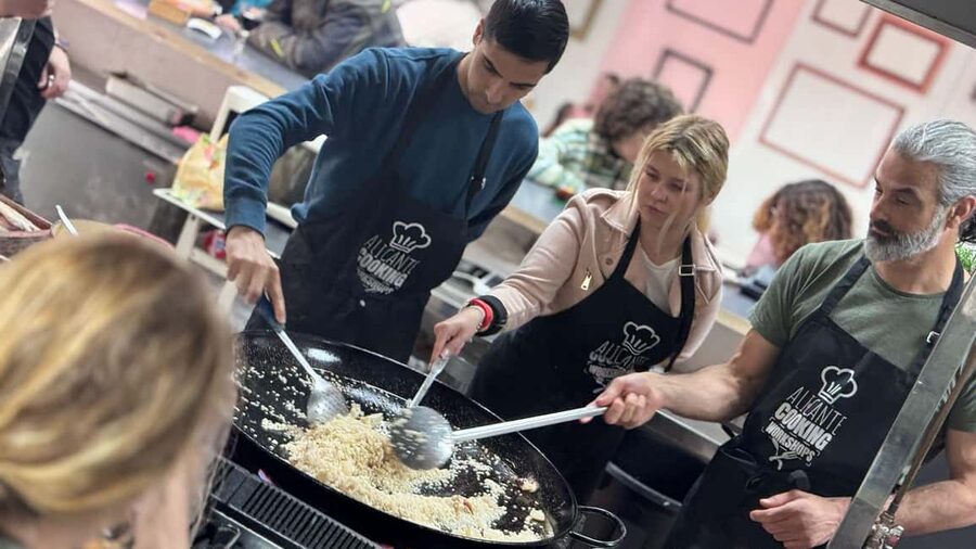Alicante: Paella and Sangría Workshop with Market Visit - Start at Mercado Central, not at a restaurant