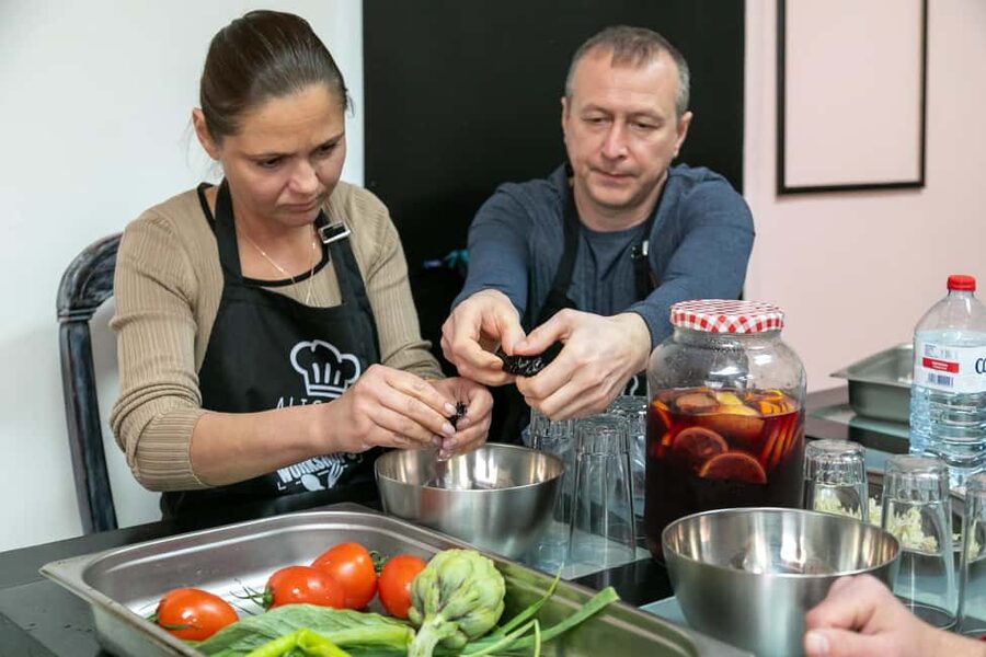 Alicante: Paella and Sangría Workshop with Market Visit - Market shopping, the way it changes your cooking