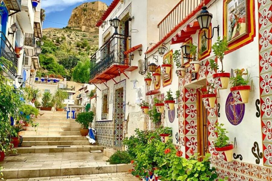 Alicante: Private Custom Walking Tour - Old town streets, photo stops, and how your guide keeps it personal
