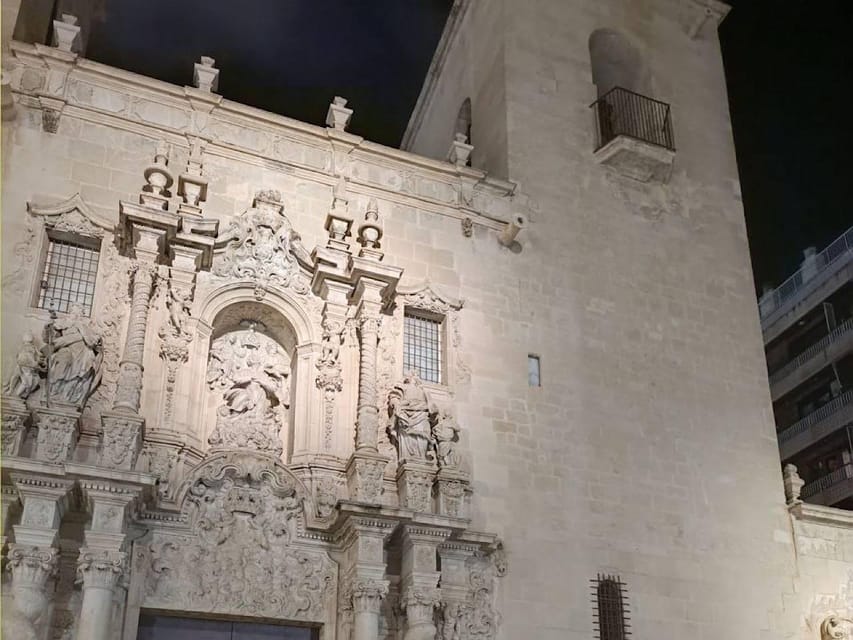 Alicante: Walking Tour - Meeting at Monument homenaje a la Policía Nacional and Getting Oriented Fast