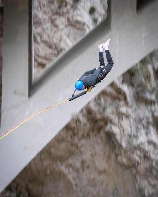 Altea: Bungee jumping in "El Mascarat" canyon - Getting harnessed and briefed at the base bridges