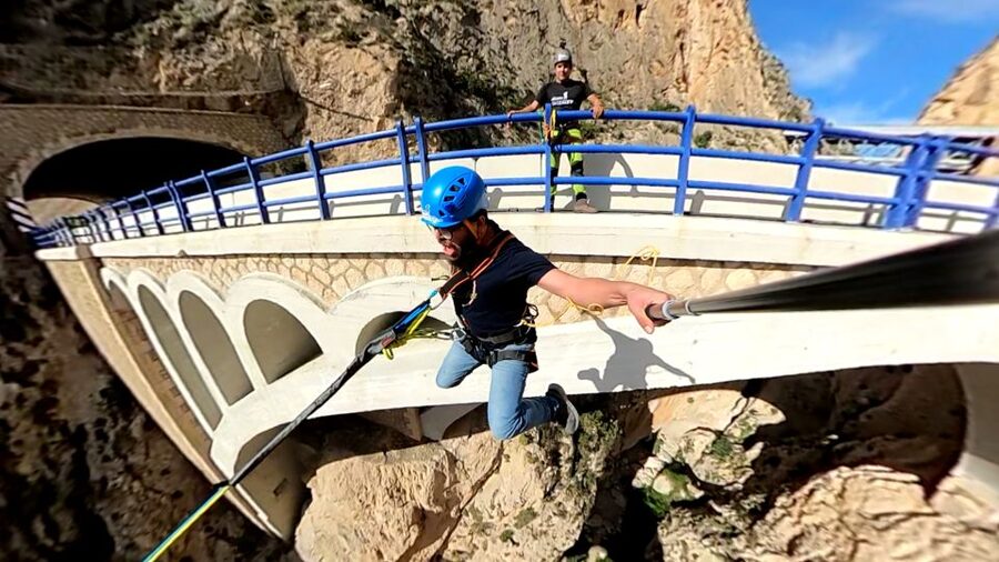 Altea: Bungee jumping in "El Mascarat" canyon - The jump itself: 60 meters up, 40 meters of free fall, then the swing