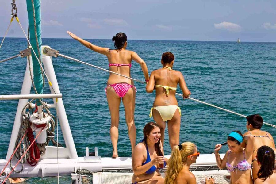 Altea: Catamaran Party Boat - What the provider setup means for you: MUNDO MARINO and language support