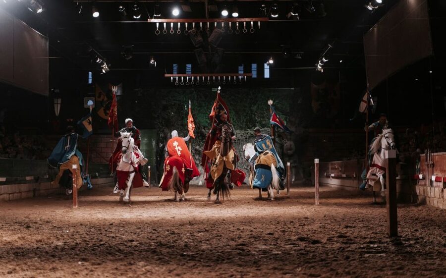 Benidorm: Dinner with Show at Magic Robin Hood - FAQ