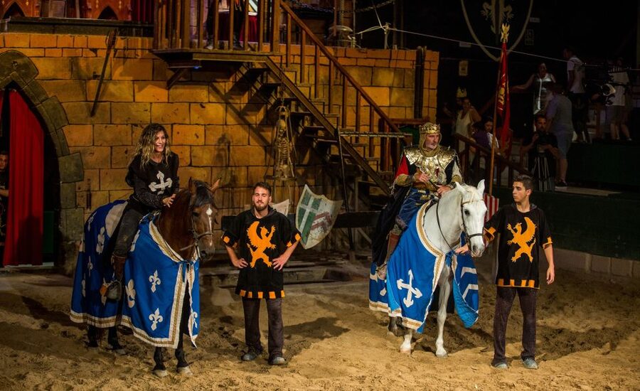 Benidorm: Dinner with Show at Magic Robin Hood - The 1.5-hour show: from Nottingham Castle to Sherwood Forest