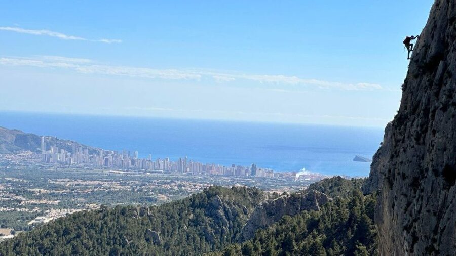 Benidorm: Via ferrata Ponoig, cerca de la Nucia - Iron Clamps Up the Ponoig: How the Route Really Feels