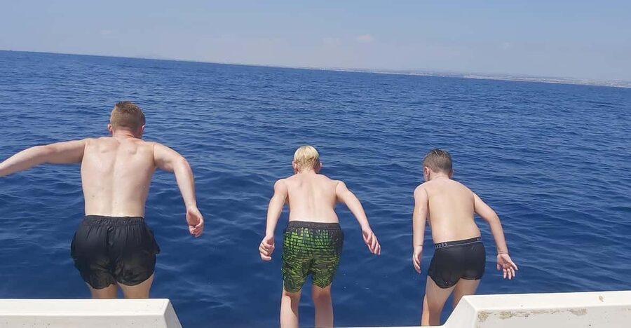 Boat rental with skipper and petrol - The 2-hour charter plan toward Punta Prima swim time