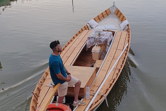 Excursion to the lagoon, sunset and boat ride. - The lagoon boat ride: 1.5 meters deep, calm water, and real sunset viewing