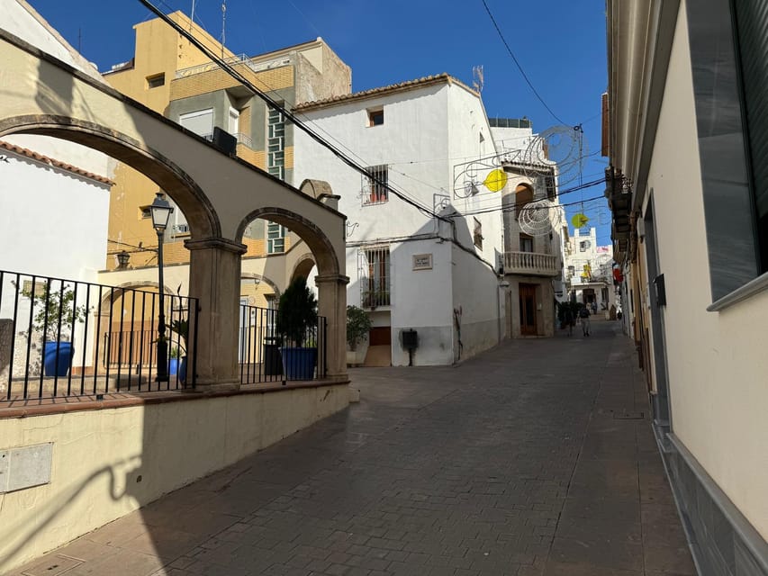 From Albir & Benidorm: Calpe Old Town and Port Day Trip - Service Style: English Host, Real-World Pace