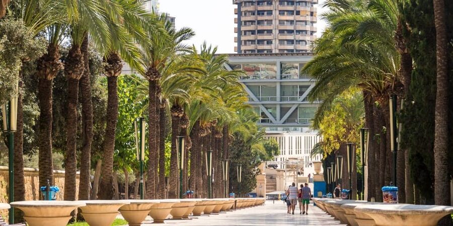 Fun Tour around Benidorm - The games and group activities that make the food lesson stick
