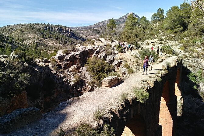 Hike to the Roman aqueduct Peña Cortada - Entering Peña Cortada: tunnels carved in rock, then the impressive bridge