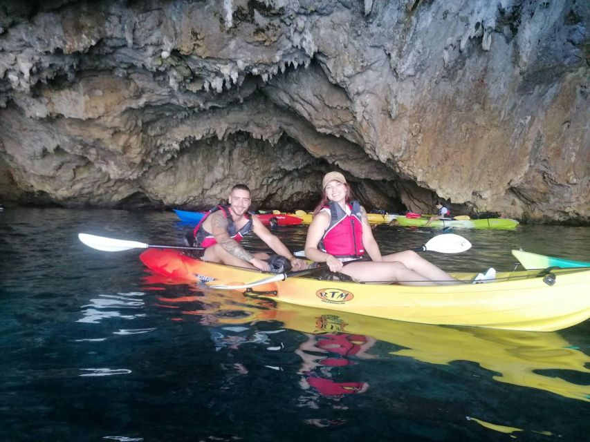 Jávea: Kayak trip to Granadella - The kayaks and guide setup: stable tandems and real instruction