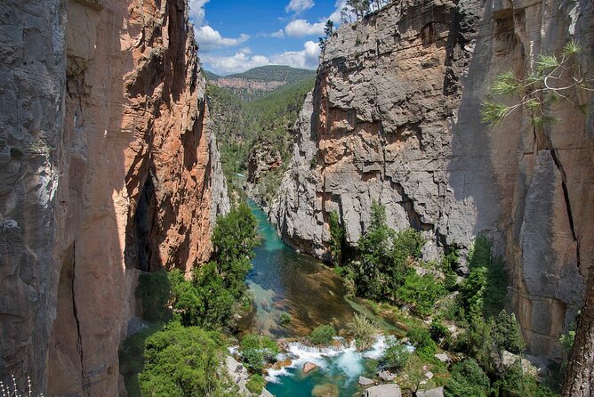 Montanejos Hiking Tour & Thermal Pools from Valencia - Stop 1: The Montanejos hike with reservoir views and canyon energy