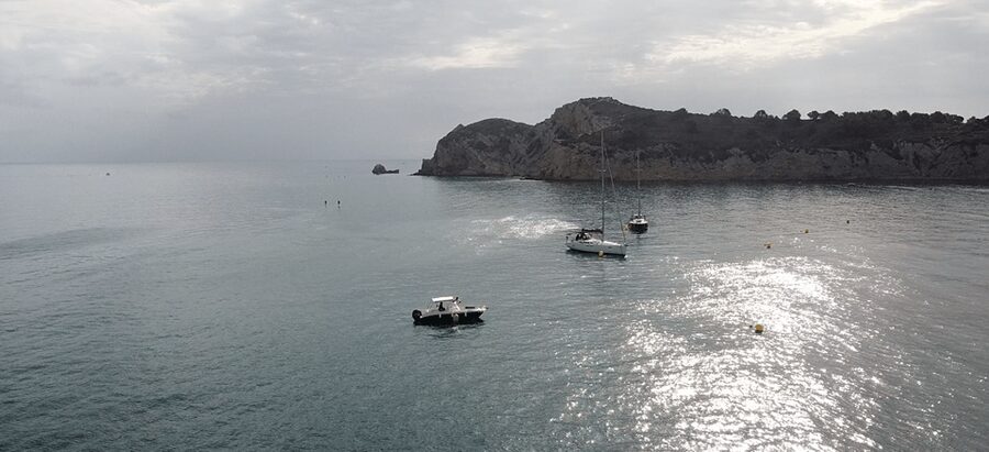 Private Boat Route with wine,ibérico Gourmet all incld 3hour - The crew touch: Mike the skipper and Lis the hostess