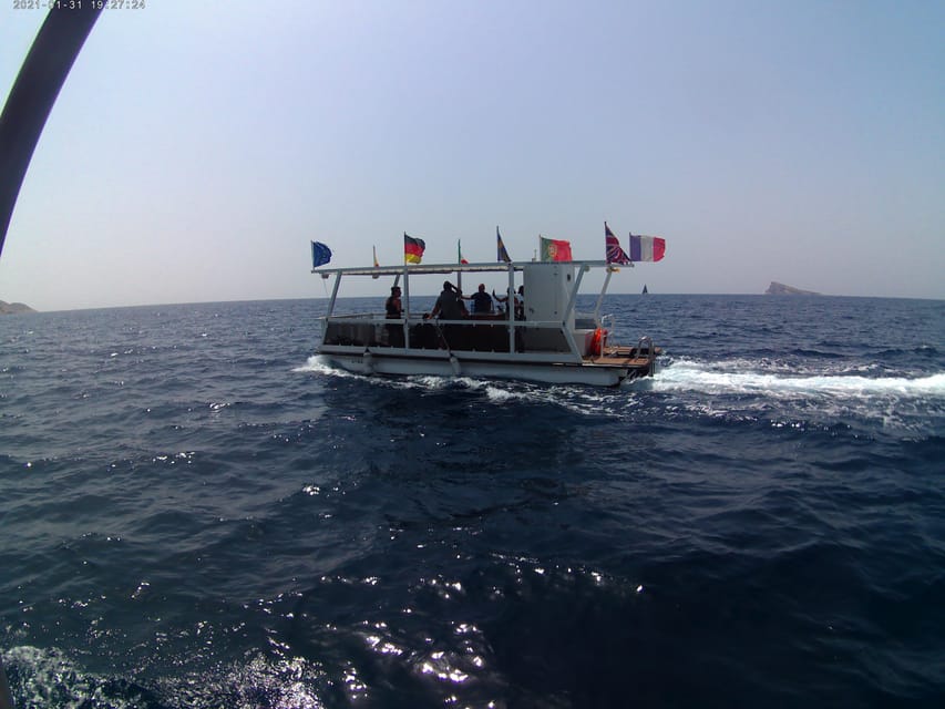 PRIVATE TOUR (PONTON PARTY) - The On-Board Party Setup: Bluetooth Music, Drinks, and Cava