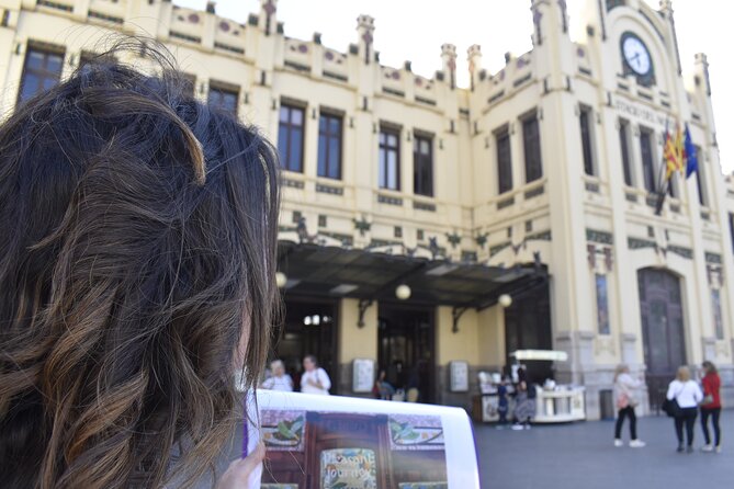Private Walking Tour of Games and History in the Center of Valencia - Stop 4: Edificio de Correos y Telegrafos, a quick win outside