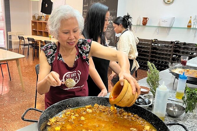 Seafood paella cooking class, tapas and visit to Ruzafa market. - Group Size and the Pace: Why Small Matters