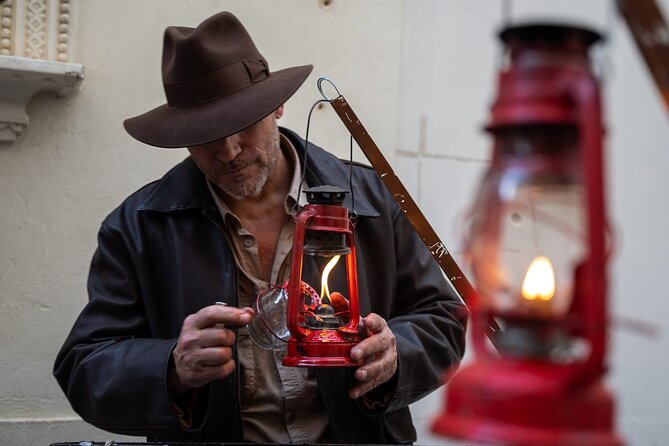 The Holy Grail with Indiana Jones - Plaça del Col·legi del Patriarca: the stuffed crocodile and the painting clue