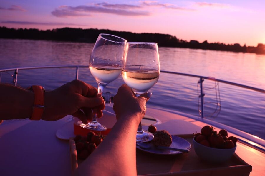 Torrevieja: Sunset onboard + Cava Cup - Who this sunset cruise fits best