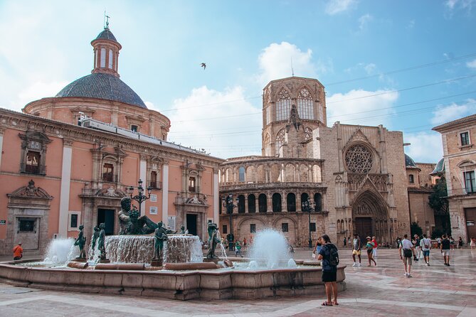 Valencia al completo en Bicicleta - Start at Serranos Towers, then get the Turia story fast