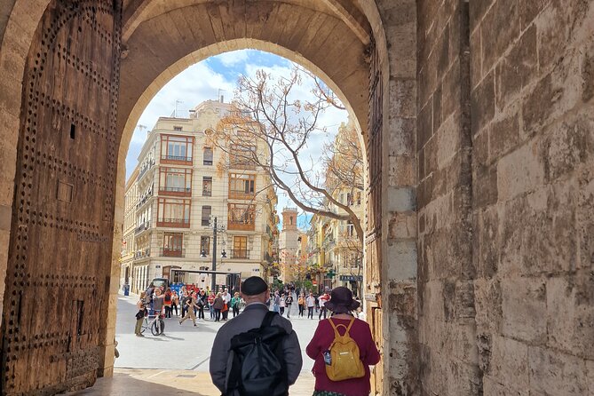 Valencia: Art & Architecture Guided Tour with Monuments Tickets - Where you start: Plaça de la Verge and an easy city-center base