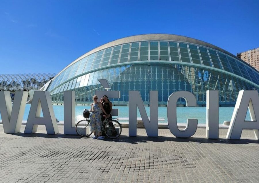 Valencia: Audioguide eng,esp,ita + Bike All Day - Bikes and comfort: gears, phone mount, and practical safety