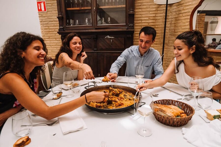 Valencia: Authentic Food Tour with Paella Valenciana - Starting at the Fountain of the 5 statues, then heading into Valencia’s food core