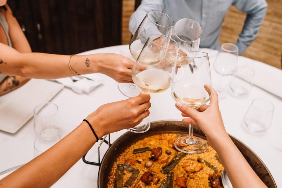 Valencia: Authentic Food Tour with Paella Valenciana - A short walk to Torres de Serranos, and the story behind the setting