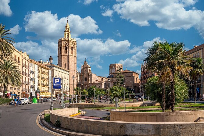 Valencia by Tuk Tuk i: Private tour 1 or 2 hours explore the city - City of Arts and Sciences: seeing the futuristic buildings up close