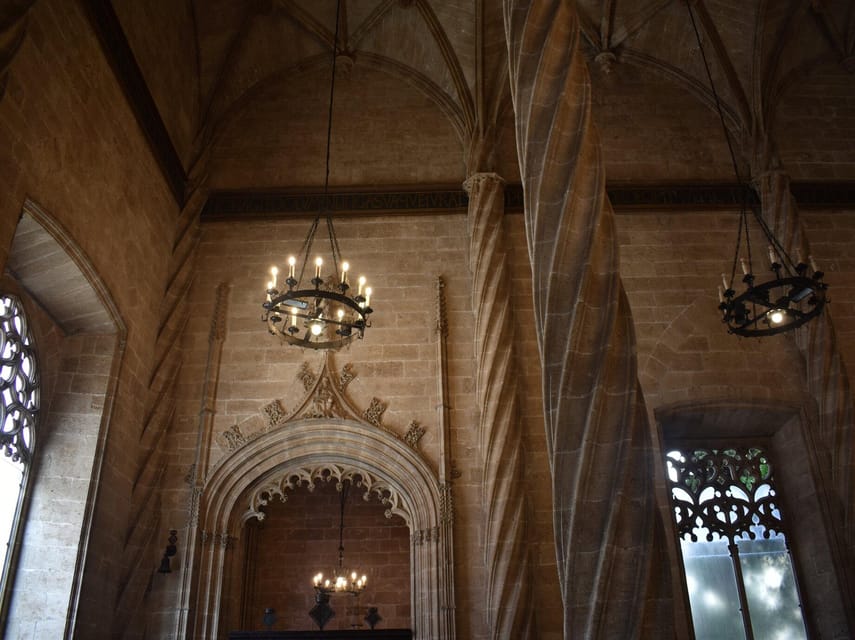 Valencia: Cathedral, St Nicholas, and Lonja de la Seda Tour - What makes the guides on this tour matter