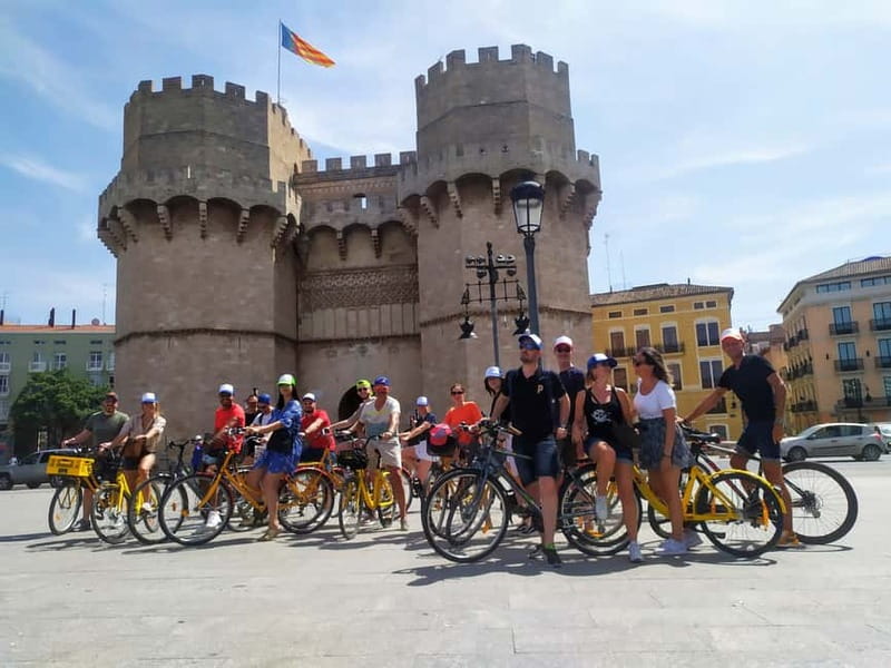 Valencia: City Highlights Bike Tour - City of Arts and Sciences, futuristic shapes on a bike