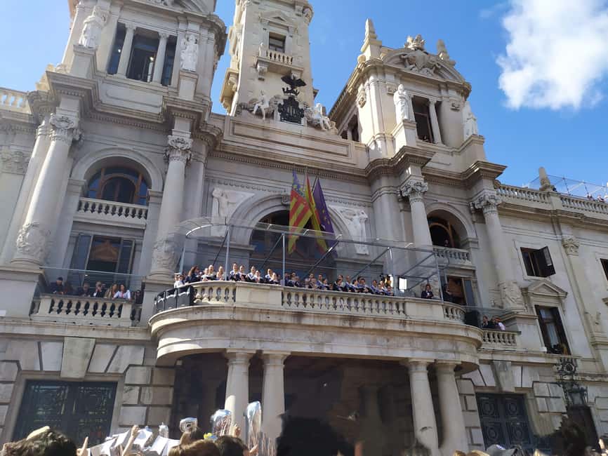 Valencia: City Walking Tour with Top Attractions - ITALIAN - Plaça de la Verge and Plaza de la Reina: Turning a Walk into a Timeline