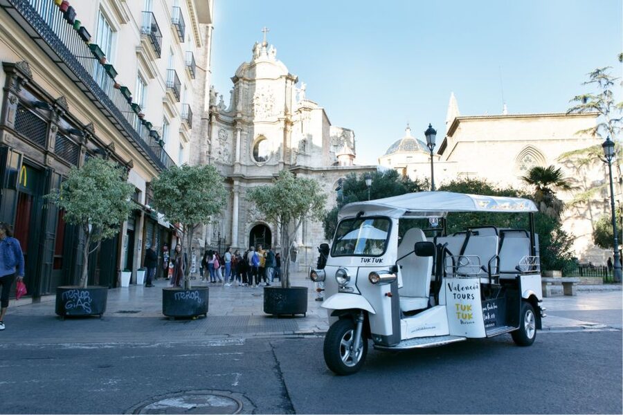 Valencia: Complete Tuk-Tuk Tour Around the City - City of Arts and Sciences: Oceanogràfic, Hemisfèric, and More