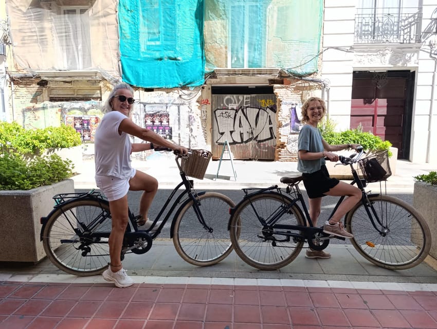 Valencia: Essentials Bike Tour from Ruzafa - Gulliver Park: playful landmark time (and fun photo options)