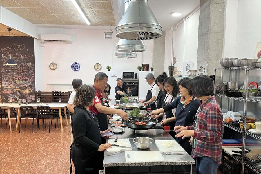 Valencia: Evening Guided Paella Workshop, Tapas, and Drinks - Getting started the Valencian way: tapas, sangria, and a calm arrival