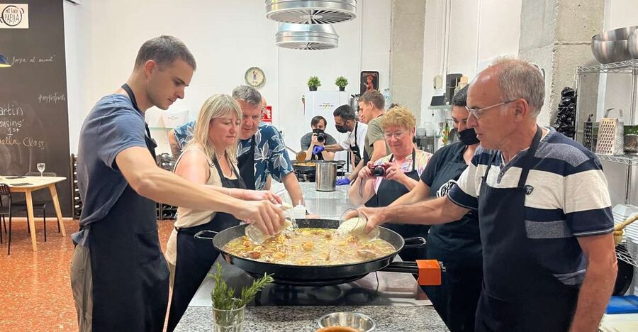 Valencia: Evening Guided Paella Workshop, Tapas, and Drinks - Choosing your paella: classic Valencia or seafood salmorreta