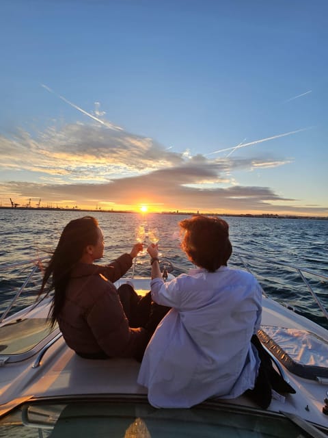 Valencia: Exclusive Sunset Cruise with Drink - Malvarrosa Beach and the Orange Wavepol Office Check-In