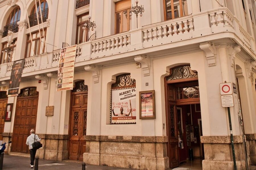 Valencia: Flamenco Show TEATRE TABLAO FLAMENCO in Teatro Talia - The cast you will see: the people behind the pillars