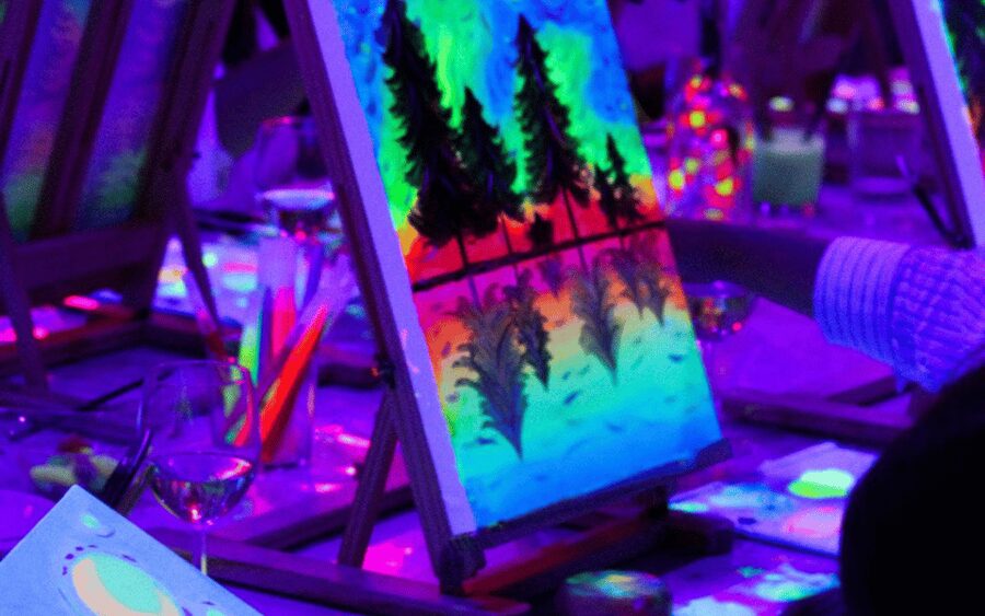 Valencia: Fluorescent painting workshop and wine - Fluorescent art plus wine: what the 2 hours really feels like