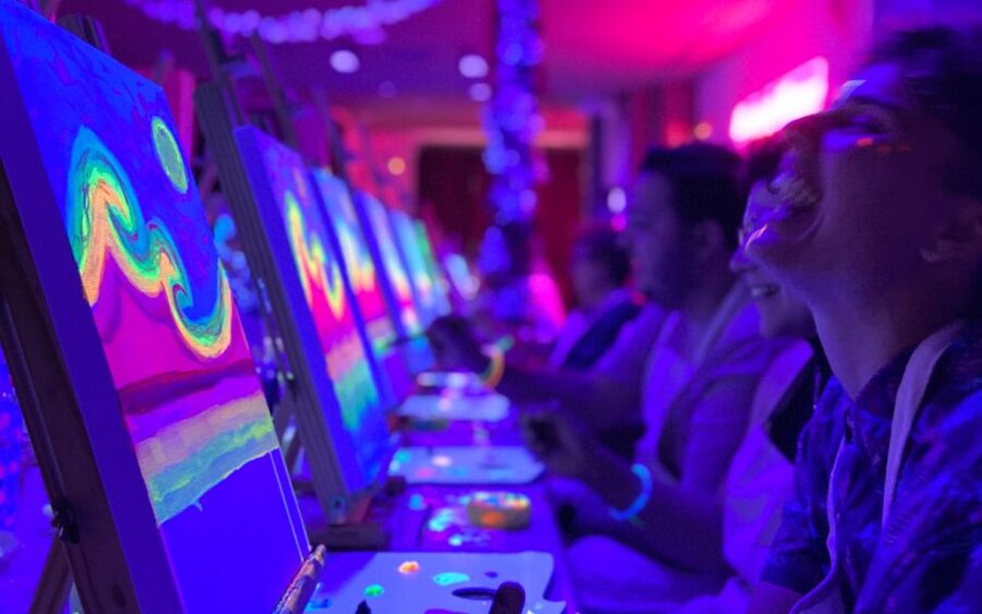 Valencia: Fluorescent painting workshop and wine - Wine and ambiance: a fun social pace, not a hard party