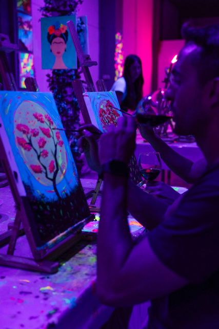 Valencia: Fluorescent painting workshop and wine - What you take home, and how to treat your neon souvenir
