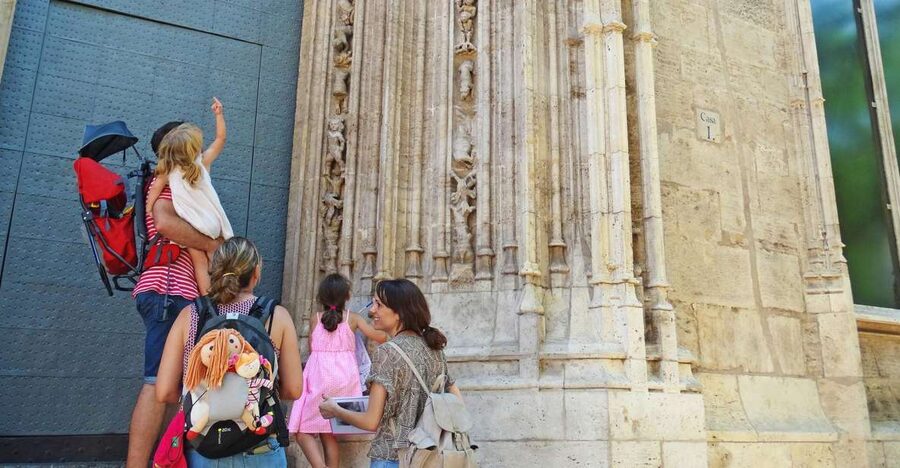 Valencia: Guided Family Walking Tour (Italian Tour) - Italian guide and family game format: how it really works