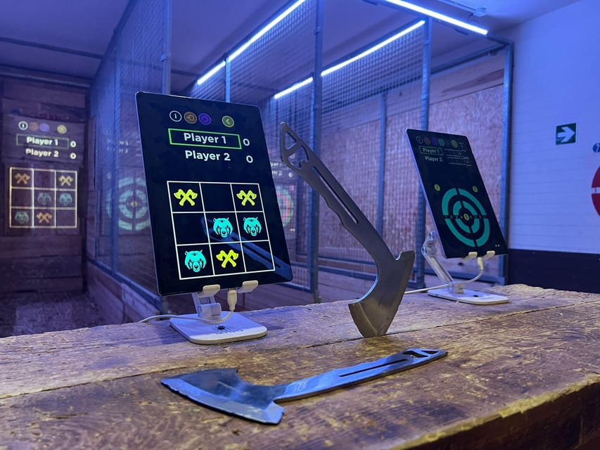 Valencia: Interactive Axe Throwing 1h - Team Play vs Competition: Your Group Size and the Shared Target Setup